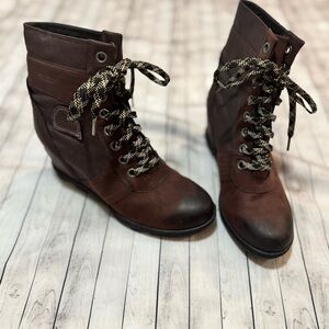 Sorel Garnet colored Ankle Boots with Lace-Up Design